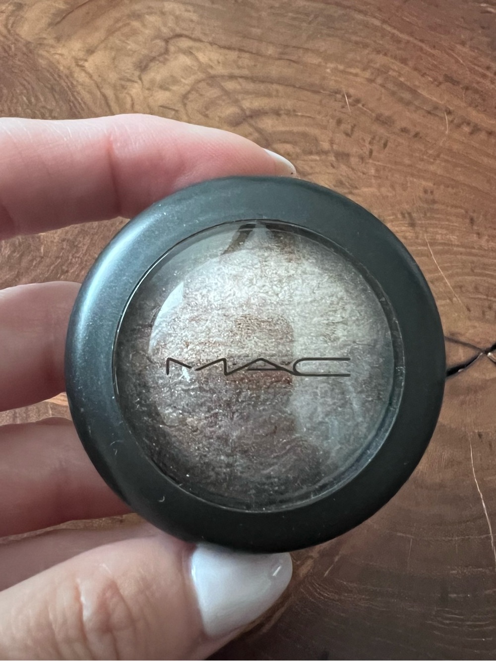 MAC Mineralize Eyeshadow - FAMILY SILVER - Picture 4 of 9